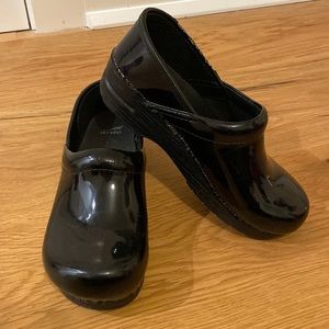 Dansko size 34 clogs in black patent